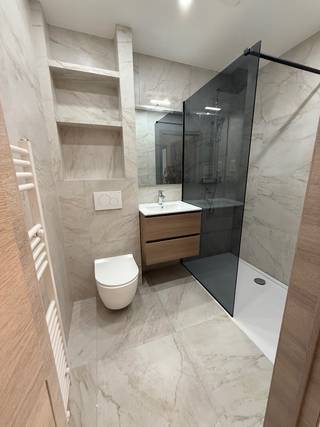 Direct beschikbaar: volledig nieuw gerenoveerd appartement van 85 m² te huur op Kaarenveldstraat 10 in Opwijk, op wandelafstand van het centrum.
Het appartement beschikt over 2 slaapkamers, een garagebox en een kelder. Er wordt een waarborg van 3 maanden gevraagd. Het is mooi afgewerkt, ruim en instapklaar.
Gelegen op een aangename locatie en voorzien van alle nodige comfort. Voor meer info of een afspraak, contacteer: +32 48 73 90606.