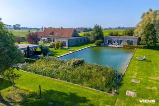 Deze instapklare gezinswoning is gelegen in het landelijke Alveringem, op zo'n 20 minuten rijden van de kust. Het domein beschikt over bijna...