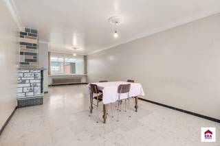 Verzorgde woning met 4 slaapkamers, tuin en garage op 275m² in Egem!Ligging: Mooie centrumligging, vlakbij basischool, bakker en slager. Op 10...