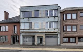 Appartement gelegen op de 2e verdieping. Het appartement bestaat uit een inkomhal, een berging, een keuken, een woonkamer, een badkamer met douche,...