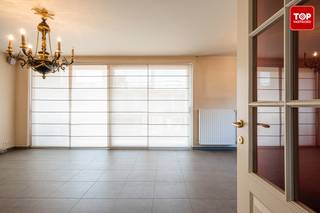 In het centrum van Belzele vinden we dit recent, instapklaar appartement terug. Het gebouw dateert van 2007 en is een kleine residentie. Er is...