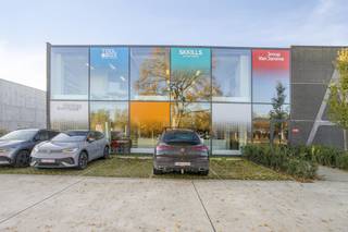 Ce complexe d'affaires récemment construit (2022) et équipé de façon moderne est désormais disponible à la location et offre l'équilibre parfait...