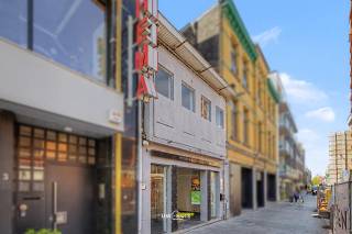 Situé dans la Vrasenestraat, en plein cœur de Beveren, ce local commercial avec vitrine est idéal pour diverses activités commerciales telles que...