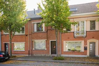 <p>Op zoek naar een woning in Gent waar rust, groen en potentieel hand in hand gaan? In de gezellige Grensstraat geniet je van een frontaal zicht op het Seingeverspark én een zonnige tuin met zuidwestelijke oriëntatie. Een plek waar je na een drukke dag helemaal tot rust komt!<br /><br />LIGGING<br /><br />Deze woning ligt in een rustige, groene straat met het Seingeverspark als voortuin. Tegelijk woon je hier bijzonder centraal: met de fiets sta je in ongeveer 10 minuten in het centrum van Gent. Ook de R4, R40 en N9 zijn vlot bereikbaar. Winkels, scholen, openbaar vervoer en het treinstation van Wondelgem bevinden zich in de nabije omgeving.<br /><br />INDELING<br /><br />Via de ruime inkomhal kom je in de lichtrijke leef- en eetruimte, waar grote raampartijen en de zuidwestgerichte tuin voor een aangename sfeer zorgen. Aansluitend vind je de keuken met rechtstreekse toegang tot de tuin en een apart toilet.<br /><br />Buiten wacht een rustige tuin met terras en tuinhuis: ideaal voor lange zomeravonden of een ontspannen koffiemoment in de zon.<br /><br />Op de eerste verdieping bevinden zich twee ruime slaapkamers, een derde ruimte die perfect dienst kan doen als wasruimte en de badkamer.<br /><br />Nog meer mogelijkheden? De zeer ruime zolder biedt potentieel voor een derde slaapkamer. Een vaste trap kan voorzien worden om deze extra ruimte optimaal te benutten.<br /><br />Verder beschikt de woning over een droge kelder. Ook is er de mogelijkheid om de door de eigenaars gehuurde garage over te nemen.<br /><br />TROEVEN</p>
<ul>
<li>Rustige, groene ligging</li>
<li>Zuidwestgerichte tuin</li>
<li>Ruime zolder met uitbreidingsmogelijkheden</li>
</ul>
<p>Een woning met ruimte om te groeien, op een plek waar je elke dag thuiskomt in het groen. Interesse? Neem contact op <span>met Bram via +32 471 76 90 50</span> voor een bezoek!</p>