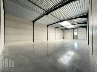 Op zoek naar een bedrijfsruimte waarin u meteen kan starten? Bedrijvenpark "<strong>BAZUIN</strong>" biedt 75 instapklare KMO-units te koop, met oppervlaktes van 60 m² tot 534 m² (samenvoegbaar tot grotere oppervlaktes) samen met een knappe architectuur op een strategische locatie in Roeselare.<br /><br />Inbegrepen in uw unit waardoor u meteen aan de slag kan:<br />- 4 lichtpunten<br />- sectionale poort<br />- waterkraan<br />- keuring water & elektriciteit<br />- 2 stopcontacten<br /><br />De casco magazijnen (brandklasse B) hebben een vrije hoogte van +/- 6 m en zijn opgebouwd uit een staalstructuur, gecombineerd met betonpanelen en geïsoleerde sandwichpanelen. Elke loods is voorzien van een automatische geïsoleerde sectionaalpoort (al dan niet met aparte toegangsdeur en glaspartij), een lichtstraat en een gepolierde polybetonvloer. Aansluitingen voor nutsvoorzieningen zoals stadswater, elektriciteit (25A - 3N400V) en telecom (data) zijn individueel voorzien. <br /><br />Het bedrijvenpark bevindt zich in een gebied voor ambachtelijke bedrijven en KMO's, en is geschikt voor een <strong>breed scala aan activiteiten</strong> zoals opslag, productie, verwerking, groothandel, ...<br />Dankzij de 15.300 m² aan groenaanleg en de integratie van woon-werkateliers, biedt Bazuin de ideale combinatie tussen bedrijvigheid en leefomgeving. <br /><br />Verder biedt het terrein uitgebreide parkeer -en manoeuvreerruimte, alsook parkeerplaatsen voor bezoekers en personeel. <br /><br />Contacteer <strong>PANORAMA B2B</strong> voor bijkomende inlichtingen, plannen of een vrijblijvend plaatsbezoek <strong>050 300 800</strong>.