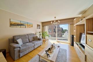 📍 Golfstraat 12, BredeneOp zoek naar een lichtrijk appartement op een unieke ligging aan zee? Dit perfect onderhouden appartement in de Golfstraat...