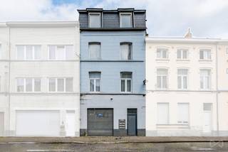 Info &amp; bezichtigingen: maxime.l@weinvest.be of 02 315 77 22<br /><br />Opbrengstpand – 3 woonverdiepingen – 6 studio's (feitelijke situatie) / 3 appartementen (rechtmatige situatie).<br /><br />In de buurt van Tour &amp; Taxis en het Sint-Jan-Baptistplein biedt We Invest Brussel-West u de 1e, 2e en 3e verdieping van een gemengd gebouw uit 1930, momenteel ingericht als 6 studio's (twee per verdieping). Elke verdieping heeft een oppervlakte van ±40-45 m² en omvat momenteel woonkamers, slaapkamers en een gemeenschappelijke badkamer op de overloop (toilet op de 1e verdieping, douches op de 2e en 3e verdieping – indicatieve oppervlakten, niet-contractuele plannen).<br /><br />Drie van de zes studio's zijn verhuurd, wat een onmiddellijk inkomen oplevert en een stijgingspotentieel na renovatie en optimalisatie van de indeling. Kenmerken: collectieve gasverwarming, PVC-ramen met dubbele beglazing, aansluiting op de riolering, één meter voor gas/water/elektriciteit, elektriciteit niet conform, globale EPC G – 485 kWh/m²/jaar, 95 kg CO₂/m²/jaar, te renoveren gebouw.<br />​<br />Ideaal voor investeerders die op zoek zijn naar een pand om op te knappen in een wijk in ontwikkeling, dicht bij het openbaar vervoer, winkels en het stadscentrum. De koper moet zich bij de dienst Stedenbouw van Sint-Jans-Molenbeek informeren over de conformiteit en de mogelijkheden om de feitelijke situatie aan te passen.
