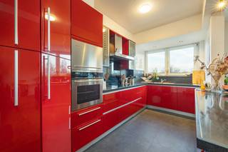 Enkel te bezoeken door onderstaande link in te vullen:<br /><br />https://reds.mijnhuurprofiel.be/property/80a12167-7554-46af-8763-2321d784fb2d<br /><br />De ligging nabij het centrum maakt dat alle voorzieningen van winkels, scholen en openbaar vervoer zich op wandelafstand bevinden.<br />We bevinden ons op de 4de verdieping, toegang zowel via lift als trap. Indeling: volledig geïnstalleerde keuken, ruime leefruimte, badkamer, inkomhal, toilet, terrasje en 3 slaapkamers. <br /><br />Ondergronds is er tevens een private staanplaats (alsook mogelijk als autostaanplaats, afhankelijk van volume wagen), zie laatste foto. Deze plaats zit in de prijs inbegrepen. Bijkomend is er ook nog een ondergrondse bergruimte. .<br /><br />De kosten bedragen 220 euro/maand: inclusief private verwarming, waterverbruik, kosten algemene delen,...<br /><br />- Beschikbaar vanaf 1 april<br />- 3 maanden huurwaarborg<br />- Plaatsbeschrijving op gedeelde kosten