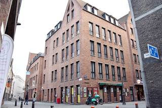 Uitstekend gelegen hoekappartement op de 2de verdieping, in het historische stadscentrum.  Alle winkels, horeca en toeristische trekpleisters...