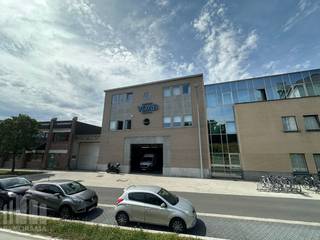 Op een volledig bebouwd terrein van +/- 1.300 m² bevindt zich dit veelzijdige bedrijfscomplex met een totale oppervlakte van +/ 3.300 m². De oppervlakte is verdeeld over gelijksvloer van 1.300 m² en 2 verdiepingen van telkens +/- 1.000 m², opgetrokken in een degelijke betonconstructie. De eerste en tweede verdieping zijn bereikbaar met een ruime goederenlift en trap. Elke verdieping is voorzien van sanitair, verwarming via warmeluchtblazers op gas. De rolbrug op de derde verdieping is uniek en verhoogt de functionaliteit van het gebouw. <br /><br />Dankzij de combinatie van ruime opslagcapaciteit, functionele werkplaatsen en een solide constructie is dit bedrijfscomplex uitermate geschikt voor productie, opslag, logistieke activiteiten of andere industriële toepassingen.<br /><br />De ligging aan de Guido Gezellelaan in Roeselare vormt een extra troef. Op korte afstand van het stadscentrum en het station geniet u van een uitstekende bereikbaarheid dankzij de directe aansluiting op de R32 en de N32, met vlotte verbindingen naar de omliggende gemeenten. Ook de op- en afritten van de E403 bevinden zich vlakbij, waardoor zowel Brugge als Kortrijk snel bereikbaar zijn.<br /><br />Contacteer PANORAMA B2B voor inlichtingen, plannen of een vrijblijvend plaatsbezoek via 0476 215 115.