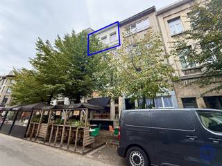 <p><span>Informatie appartement</span></p><p><span>Dit instapklare en volledig gemeubelde duplex appartement ca. 78m² is gelegen in het hart van t Zuid. Het appartement bevindt zich op de 3e en 4e verdieping van een kleinschalig gebouw en bestaat uit een zeer ruime slaapkamer met dressing en daar tegenover een badkamer met douche-in-bad, lavabo en toilet. Op de verdieping bevindt zich een lichtrijke leef- en eetruimte met open keuken en een slaaphoek. Het is voorzien van: 2x dubbel bed, tv, kasten, zetel, tafel en stoelen, servies, kookgerei en bed- en badlinnen. Het is onmiddellijk beschikbaar en kan zowel voor KORTE termijn (enkele maanden) als voor LANGERE termijn (vanaf 1 jaar) worden gehuurd. De huurprijs voor een lange termijn vanaf één jaar bedraagt 1.900 euro per maand, inclusief nutsvoorzieningen, wifi en gemeenschappelijke kosten. Voor een huurperiode van enkele maanden bedraagt de huurprijs 2.350 euro per maand, eveneens inclusief alle voorzieningen. Er wordt gewerkt met een contract naar gemeen recht en het appartement wordt uitsluitend aangeboden als tweede verblijf, waarbij de huurder zijn hoofdverblijf elders heeft. </span></p><p><span> </span></p><p><span>Indeling</span></p><p><span>Verdieping 3</span></p><ul><li><span>Een badkamer op tegelvloer met douche-in-bad, toilet en enkele lavabo. </span></li><li><span>Zeer ruime slaapkamer met aansluitende dressing.</span></li></ul><p><span>Verdieping 4</span></p><ul><li><span>Een lichtrijke leef- en eetruimte op parketvloer.</span></li><li><span>Open keuken, ingericht met een oven, lavabo, gasvuur, dampkap, koelkast met vriesvak en microgolfoven.</span></li><li><span>Slaaphoek.</span></li></ul><p><span> </span></p><p><span> </span></p><p><span>Extra's</span></p><ul><li><span>Overal voorzien van verlichting en gordijnen. </span></li><li><span>Meubels: dubbel bed, tv, kasten, servies, potten en pannen, zetel, tafel, stoelen, bed- en badlinnen, etc.</span></li></ul><ul><li><span>EPC: label C</span></li><li><span>Elektrische keuring: conform AREI.</span></li></ul><p><span> </span></p><p><span>Huur informatie</span></p><ul><li><span>Beschikbaarheid: onmiddellijk</span></li></ul><ul><li><span>Verplichte aansluiting brandpolis door huurder.</span></li><li><span>Huurcontract naar gemeen recht met opzegmogelijkheid voor verhuurder en huurder met een opzegtermijn van 1 maand.</span></li></ul><p><span> </span></p><ul><li><span>Korte termijn (< 1 jaar): </span></li></ul><p><span>- Huurprijs: 2.050 EUR/maand + 300 EUR/maand forfaitaire kosten voor verbruik nutsvoorzieningen, gemene delen en gebruik van wifi. </span></p><p><span>- Waarborg: 1 maand huur (o.b.v. 2.050 EUR EUR)</span></p><p><span>- Ingaande plaatsbeschrijving + inventaris meubels: onderling (kosteloos) </span></p><p><span> </span></p><ul><li><span>Lange termijn (vanaf 1 jaar): </span></li></ul><p><span>- Huurprijs: 1.600 EUR/maand + 300 EUR/maand forfaitaire kosten voor verbruik nutsvoorzieningen, gemene delen en gebruik van wifi. </span></p><p><span>- Waarborg: 3 maanden huur (o.b.v. 1.600 EUR)</span></p><p><span>- Ingaande plaatsbeschrijving + inventaris meubels: 275 EUR excl. 21% BTW.</span></p><p><span> </span></p><p><span>Gebouw</span></p><ul><li><span>Pand in goed onderhouden staat, bestaande uit een kelder, handelsgelijkvloers en 4 verdiepingen met 2 appartementen.</span></li><li><span>Geen lift aanwezig. </span></li></ul><ul><li><span>Parlofoon aanwezig.</span></li></ul><p><span> </span></p><p><span>Ligging</span></p><ul><li><span>Rustig gelegen in directe zijstraat van het bruisende Marnixplein met zijn super gezellige restaurantjes.</span></li><li><span>Gezellig veel winkels en horecapanden.</span></li><li><span>Openbaar vervoer binnen handbereik - Velo station achter de hoek.</span></li><li><span>MOBI-score: 9,5/10!</span></li></ul><p><span> </span></p><p><span>De informatie in deze prospect is ter informatieve titel: de kandidaat-huurders moeten hun eigen zaak maken van het verkrijgen, controleren en interpreteren van deze informatie.</span></p><p><span> </span></p><p><span> </span></p>