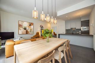 <p><span>Wonen op het Eilandje, met een terras/tuin voor uw BBQ-genot? Say no more.</span></p><p><span>Laat je verleiden door dit instapklaar gelijkvloers appartement in de Cadixwijk, één van de meest opgewaardeerde woonbuurten van Antwerpen. Rust én stedelijke drukte, op wandelafstand van het MAS, de jachthaven, de Schelde en de historische binnenstad. (Ja, echt allemaal te voet.)</span></p><p><span>Kom thuis in een aangename leefruimte met een plafondhoogte van maar liefst 3 meter, grote raampartijen en een terras/tuin van ca 65m². Je eigen stadsoase midden in 't stad. Zeldzaam? Absoluut.</span></p><p><span>Toplocatie in de Cadixwijk</span><span>, vlak aan het groene Schengenplein, in een straat met zeer weinig passage. Alle comfort om de hoek. Supermarkt, openbaar vervoer, en over café's en restaurants moeten we niet beginnen zeker? Alles kan te voet. En als aperitieven op wandelafstand van de waterkanten van 't Eilandje geen verkoopargument is, dan weten wij het ook niet meer.</span></p><p><span>Waarom moet je een bezoek inplannen?</span></p><ul><li><span>Instapklaar gelijkvloers appartement van ca 95 m²</span></li><li><span>Terras van ca 65 m² plaats zat voor de BBQ, de hangmat én die jacuzzi waar je al jaren over droomt</span></li><li><span>Plafondhoogte van 3 meter, uitzonderlijk gevoel van ruimte</span></li><li><span>EPC-label B, energiezuinig en toekomstgericht</span></li><li><span>Volledig uitgeruste open keuken</span></li><li><span>2 volwaardige slaapkamers, beide met rechtstreekse toegang tot het terras </span></li><li><span>Ruime berging met aansluiting voor wasmachine en droogkast</span></li><li><span>Extra bergruimte in de kelder</span></li><li><span>Rustige straat met bijzonder weinig verkeer</span></li></ul><p><span>De leefruimte vormt het hart van het appartement. Mooi verbonden met de geinstalleerde open keuken & de eetplaats. Die 3 meter plafondhoogte voel je meteen bij binnenkomen. Loft-vibes, zonder de nadelen van een loft. Wasmachine/droogkast worden netjes verborgen in de berging.De twee slaapkamers geven rechtstreeks uit op het terras. Niet verkeerd om op zomerse ochtenden je schuifraam open te schuiven en zo je koffie buiten te drinken. Beide kamers zijn voldoende ruim en geven je de flexibiliteit die je zoekt: één master, één voor de kids, de gasten of dat thuiskantoor waar je al even over over praat. De badkamer doet wat het moet doen met een leuke inloopdouche en dubbele wastafel. </span></p><p><span>Bent u op zoek naar een stijlvolle, instapklare woning op één van de meest aantrekkelijke locaties van Antwerpen? Dan is dit de kans die je niet wil missen.<br />Plan je bezoek vandaag nog voor het te laat is. 0472575295 of george@sinjoor.be</span></p>