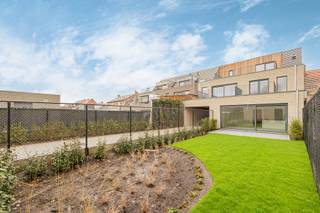 Dit recent opgeleverde appartement heeft een praktische indeling. Via de ruime inkomhal met gastentoilet kom je terecht in de lichte en riante leefruimte met open keuken. De moderne keuken is afgewerkt met een natuurstenen werkblad en volledig uitgerust met kwalitatieve toestellen, waaronder een inductiekookplaat, dampkap, oven, vaatwasmachine en ingebouwde koelkast. Vanuit de woonkamer heb je directe toegang tot de zonnige, mooi aangelegde tuin met terras. Achteraan de tuin bevindt zich een ruime garage van maar liefst 35m², afzonderlijk aan te kopen voor 35.000 euro (excl. kosten), alle voorzieningen voor een laadpaal zijn reeds voorzien. Het appartement beschikt verder over twee ruime slaapkamers, een extra dressing en een stijlvolle badkamer met dubbele lavabo en inloopdouche. Daarnaast is er een handige berging met aansluiting voor een wasmachine. Bovendien voldoet het appartement aan alle hedendaagse energienormen en is het voorzien van vloerverwarming, een warmtepomp, zonnepanelen, ventilatiesysteem C en regenwaterrecuperatie voor de toiletten en mogelijk ook de wasmachine. Zo geniet u van een energiezuinig en comfortabel woonklimaat. Extra troef: het verwachte E-peil bedraagt minder dan E20, wat recht geeft op een korting van 50% op de onroerende voorheffing gedurende 5 jaar. AANKOOP MOGELIJK AAN 6% BTW! Contacteer ons voor meer info op 03 568 03 03 of lauren@vastgoed03.be 