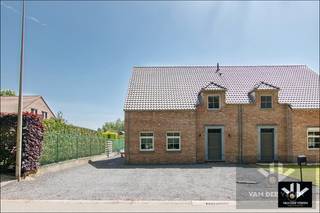 <strong><u>Rustig gelegen, ruime woning op een perceel van 6 aren 65 centiaren. Riante indeling met 4 slaapkamers en een open leefruimte die uitgeeft op de tuin. <br /><br />TROEVEN: </u></strong><br />- Rustige, groen omgeven ligging <br />- Perceel 6 aren 65 centiaren <br />- 4 slaapkamers, waarvan 1 met dressing <br />- Voorzien van moderne technieken en tijdloze architectuur <br />- Netjes onderhouden <br />- Momenteel verhuurd aan een correcte huurprijs <br /><br /><strong>Locatie</strong> - Ruime gezinswoning op een mooi perceel in deze rustige omgeving. Dit gebied aan de rand van Helchteren kenmerkt zich vooral door de mooi verzorgde woningen, ruime percelen, de bosrijke omgeving en de nabijheid van tal van diverse ontspanningsmogelijkheden. De plaatselijke sporthal, voetbalvereniging Helson, het wandelgebied rond Kasteelbrouwerij Ter Dolen en het recreatiedomein Molenheide liggen bijna letterlijk aan je voordeur. Ook het centrum van Helchteren en de Noord-Zuid verbinding liggen op slechts een boogscheut van de woning.<br /><br /><strong>Indeling</strong> - Deze halfopen bebouwing heeft als indeling op de gelijkvloerse verdieping de inkomhal, het toilet en de ruime en lichtrijke woonkamer die naadloos overgaat in de praktische keuken met kookeiland. Aangrenzend aan de keuken is er de grote berging met meer dan voldoende ruimte voor de technische installatie, opslagruimte en wasplaats. Zowel vanuit de woonkamer als vanuit de keuken heb je een mooi zicht op het ruim en deels overdekt terras, de onderhoudsvriendelijke en volledig omheinde achtertuin en op de achterliggende velden.<br />Op de eerste verdieping is er de nachthal, een ruime badkamer met inloopdouche, dubbele wastafel en een toilet. Er zijn maar liefst 4 slaapkamers waaronder de master bedroom met een eigen dressing, twee ruime slaapkamer en een kleinere die eventueel kan ingericht worden als thuiswerkbureel of hobbykamer. Extra opbergruimte is er op de zolder en voor de wagens is er voldoende plaats aan de voorzijde van de woning.<br /><br /><strong>Verhuurd </strong>- Deze woning is momenteel verhuurd aan een correcte, stipte huurder voor een marktconforme huurprijs. Dit maakt dat deze woning een interessante investering kan zijn. Kopers voor eigen gebruik kunnen de woning betreden na de opzegtermijn, als zij de huurovereenkomst opzeggen voor eigen gebruik. Dit kan van zodra de notariële akte verleden werd. <br /> 
