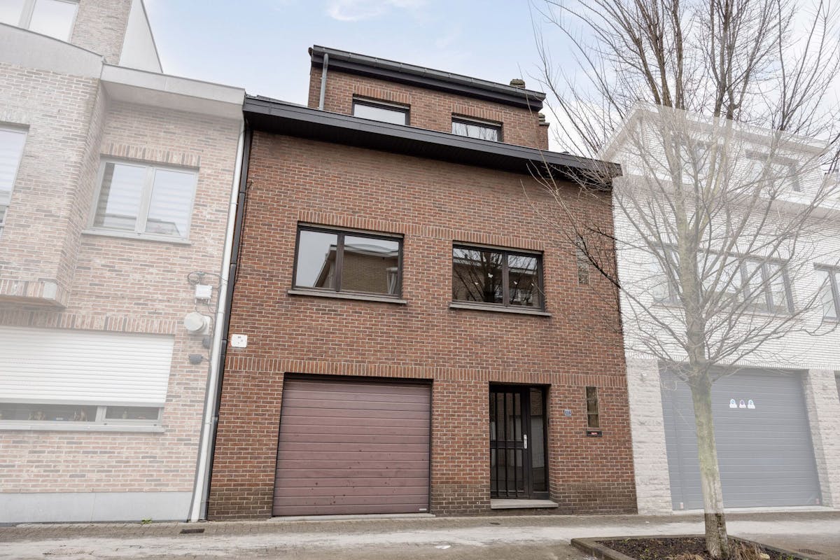 Op te frissen gezinswoning met inpandige garage en tuin op toplocatie in Strombeek! - foto 2