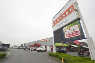 Prachtige baanwinkel te huur, gelegen op de Brugsesteenweg te Roeselare (Momenteel ‘ZWEMBAD.EU’). De oppervlakte bedraagt 897 m². Grote troef is de ruime gemeenschappelijke parking. <br />Huurprijs: 4300 Euro/ maand <br />Gemeenschappelijke kost (onderhoud parking en gebruik totem): 175 € per maand. <br />Gelegen nabij “Maxi Zoo”, “JYSK”, “Zeeman’, … <br />Benieuwd naar dit bedrijfsvastgoed te huur te Roeselare? <br />Contacteer info@immodelestre.be of 054 33 62 52. <br />www.immodelestre.be <br />