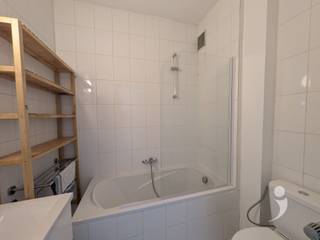 <p><span>Cet appartement est très bien situé et central. À distance de marche de la gare de Louvain, près de l'autoroute E314 et pour se détendre, vous pouvez vous rendre dans le beau Domaine Provincial et HAL 5 à Kessel-lo. Au 1er étage de cette maison mitoyenne, vous entrez dans la pièce de vie de l'appartement. Le coin salon est attenant à la cuisine aménagée, qui est équipée d'un four, d'une plaque de cuisson à induction et d'un réfrigérateur. Vous avez une vue sur l'extérieur et un accès à une terrasse privée avec jardin. Dans la salle de bain, il y a une baignoire avec un écran de douche, un miroir-placard et des toilettes. La chambre est située côté rue et offre suffisamment d'espace pour une armoire et un lit double. </span></p><p><span> </span></p><p><span><br />Cet appartement est disponible immédiatement.</span></p><p><span>provision gaz = €80 (eau et électricité sont individuelles)<br />Intéressé? Demandez rapidement votre visite via notre site web</span></p><p><span> </span></p>