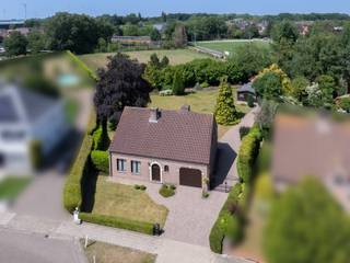 Bent u op zoek naar een instapklare woning in alle rust, met veel ruimte en comfort? Ontdek deze charmante vrijstaande woning, gelegen op een...