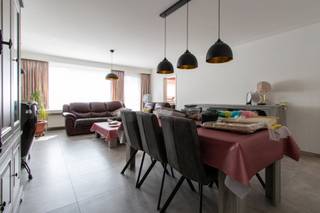 <div><div> <p>Gerenoveerd appartement met lift.</p><p>Dit ruime appartement van ca. 105 m² is gelegen in een doodlopende straat, op wandelafstand van het centrum. Het bevindt zich op de 2de verdieping van een verzorgd gebouw met lift en werd in 2019 volledig gerenoveerd. U komt binnen via de inkomhal met praktische vestiairekast. De lichtrijke leefruimte is afgewerkt met een moderne tegelvloer en sluit aan op de volledig vernieuwde, ingerichte keuken met alle toestellen. Aansluitend bevindt zich een handige wasplaats/berging. Verder beschikt het appartement over twee volwaardige slaapkamers. De badkamer werd eveneens vernieuwd en is uitgerust met een inloopdouche en een stijlvol wastafelmeubel. Er is ook een apart toilet met handenwasser. Dankzij de centrale en tegelijk rustige ligging is dit appartement bijzonder aangenaam om te wonen. Mogelijkheid tot huren garagebox voor € 80/maand.</p></div> </div>