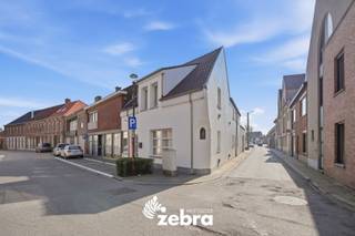 Deze ruime woning met veel mogelijkheden bevindt zich in het hartje van Wingene. Verschillende winkels, horeca, scholen, sportgelegenheid ... bevinden zich op wandel- en fietsafstand. Dankzij de nabijheid van diverse invalswegen geniet u bovendien van een vlotte bereikbaarheid.<br /><br />De woning is op heden ingedeeld in 2 aparte woonentiteiten. Het gelijkvloers bestaat uit een gemeenschappelijke inkomhal, een woonkamer, een geïnstalleerde keuken, een berging/wasplaats, een badkamer en een slaapkamer.<br /><br />Het eerste verdiep bestaat uit een woonkamer, geïnstalleerde keuken, berging/wasplaats, badkamer en een slaapkamer. Dit verdiep is momenteel verhuurd.<br /><br />Verder geven wij graag nog mee dat deze woning beschikt over dubbele beglazing, verwarming op gaskachels, een centrale ligging, ...<br /><br /><strong>Ook wild geworden van deze thuis?<br />Twijfel niet langer en leg vandaag nog uw bezoek vast!</strong>