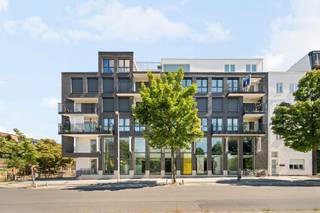 <p><span>Deze indrukwekkende commerciële ruimte, verdeeld over het gelijkvloers en de eerste verdieping, geniet van een prominente hoekligging aan Viaduct-Dam 82 in de levendige Damwijk. Dankzij de opvallende architectuur, een gevelbreedte van ongeveer 27 meter en maar liefst 11 hoge raampartijen van circa 5,5 meter biedt het pand een maximale zichtbaarheid en een sterke commerciële uitstraling.</span></p>
<p><span>Bij het betreden van de ruimte vallen meteen de indrukwekkende plafondhoogte, de overvloedige natuurlijke lichtinval en het open karakter op. De royale volumes creëren een aangename en professionele omgeving die zich perfect leent voor uiteenlopende commerciële of creatieve invullingen.</span></p>
<p><span>Met een bruikbare oppervlakte van ongeveer 202 m² op het gelijkvloers en nog eens 166 m² op de eerste verdieping biedt het pand tal van mogelijkheden voor verschillende activiteiten.</span></p>
<p><span>De afwerking combineert warmte met een eigentijdse industriële uitstraling. Donkere parketvloeren, zichtbaar gelaten betonzuilen en een modern verwarmings- en koelsysteem zorgen samen voor een stijlvolle en tijdloze inrichting.</span></p>
<p><span>Ook op praktisch vlak is de ruimte volledig uitgerust, met onder meer een kitchenette, een apart toilet en alle nodige aansluitingen om meteen aan de slag te gaan.</span></p>