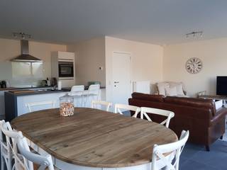 Dit prachtige appartement is gelegen in Esen, op de verbindingsweg Diksmuide-Kortemark. Deze kleinschalige residentie is centraal gelegen nabij diverse kleinhandel, scholen en openbaar vervoer. <br /><br />Het appartement bevindt zich op de eerste verdieping en is zowel via de trap te bereiken als via de lift. Het pand omvat een inkomhal met apart toilet, een lichtrijke woonkamer met keuken, een ruime berging met wasplaats, een badkamer (ingericht met douche en wastafel) en twee volwaardige slaapkamers. <br /><br />Grote troef van dit pand is het ruime en zonnige leefterras, dat zich bevindt aan de achterzijde van het gebouw. De afwerking is van hoogwaardige kwaliteit, wat de bewoners voorziet van alle luxe en comfort. <br /><br />Beschikbaar vanaf: 1/12/2027.<br /><br />Gemeenschappelijke kosten: €50/maand<br /><br />Mogelijkheid tot bijhuren garage: €50/maand<br /><br />