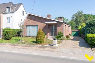 <p>Gelijkvloerse woning met interessante renovatiemogelijkheden<br /><br />Op de Olenseweg in Geel bevindt zich deze te renoveren gelijkvloerse woning uit 1974, gelegen op een mooi ruim en rechthoekig perceel. Dankzij haar praktische indeling, de raampartijen en de directe verbinding met de tuin geniet de woning van een aangenaam ruimtelijk gevoel, ondanks haar compacte woonoppervlakte.<br /><br />De woning omvat een inkomhal, leefruimte, keuken, berging/wasplaats, badkamer en 3 slaapkamers. Ze biedt een uitstekende basis voor wie op zoek is naar een renovatieproject dat volledig naar eigen smaak en hedendaagse woonnormen kan worden ingericht.<br /><br />De ruime tuin biedt tal van mogelijkheden voor gezinnen, tuinliefhebbers of wie graag geniet van rust en privacy. Achteraan grenst het perceel aan agrarisch gebied, wat zorgt voor een blijvend open uitzicht en een bijzonder gevoel van ruimte en groen.<br /><br />De ligging combineert een vlotte bereikbaarheid met de landelijke rust.<br /><br />Deze eigendom biedt een uitstekende opportuniteit voor wie op zoek is naar een woning met een eigentijds karakter, een ruime tuin en de mogelijkheid om een eigen thuis te creëren op een landelijke locatie.<br /><br />Bel vandaag nog voor een bezichtiging!</p>