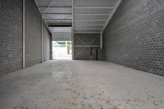 Deze nieuwbouwloods centraal gelegen nabij tal van verbindingswegen tussen Brakel en Gent.De loods is voorzien van: Een sectionaalpoort met...