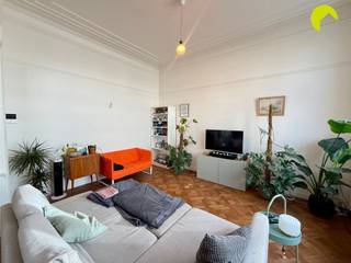 Op een centrale ligging aan de Plantin en Moretuslei bevindt zich dit ruim en lichtrijk appartement met authentieke elementen en hoge...