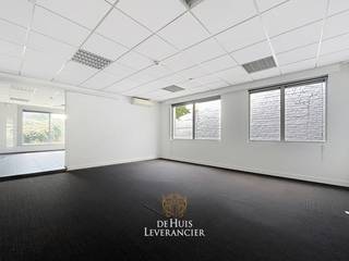 Dit handelsgelijkvloers bied je meer dan 100 vierkante meter aan commerciële ruimte met gezellige achtertuin van bijna 50 vierkante meter.De locatie...