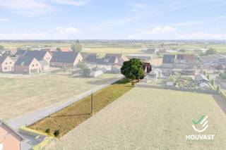 Deze woning bevindt zich aan de Klerkenstraat in Houthulst, in open bebouwing en omringd door landelijke vergezichten. Het pand ligt op een perceel van 987 m² en biedt alle ruimte voor wie op zoek is naar rust en groen.<br />De woning is volledig te renoveren en telt een kelder op niveau -1. Op het gelijkvloers bevinden zich de inkomhal, woonkamer, eetkamer, keuken, volte, een slaapkamer en de badkamer. De eerste verdieping omvat nog twee bijkomende slaapkamers en een zolder. Deze indeling biedt alle vrijheid om het pand naar eigen wens te renoveren. Wie liever van nul start, kan ook kiezen om te slopen en het perceel te benutten als bouwgrond voor een nieuwbouwproject.<br />De ligging combineert landelijke rust met een vlotte bereikbaarheid van Houthulst en omgeving.<br />De vraagprijs bedraagt €149.500. Elk bod wordt voorgelegd aan de eigenaar, die vrij is om dit al dan niet te aanvaarden.<br />Ben je op zoek naar een woning met veel potentieel in een landelijke omgeving? Neem dan gerust contact met ons op voor een bezoek ter plaatse, via 051 49 49 11!