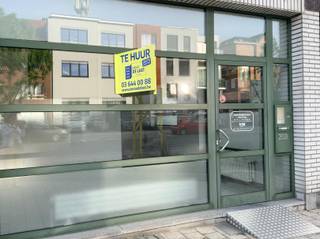 <p><span>Verzorgd handelsgelijkvloers van ca. 45m² gelegen in een klein hoekpand op een uitstekende locatie welke ideaal geschikt voor een vrij beroep of kantoorruimte.</span></p>