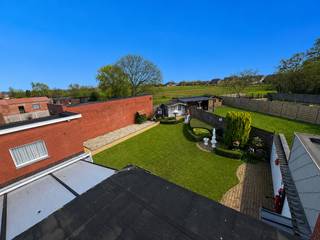 ong&gt;Ruime verzorgde woning met 6 kamers en garage.<br /><br />Indeling<br />gelijkvloers: inkom met bureel / slaapkamer, woonkamer met aansluitende keuken en veranda, toilet, badkamer, garage met doorgang naar tuin en attelier.<br />eerste verdiep: 5 slaapkamers<br /><br /><strong>Troeven:</strong>
<ul><li>zolder en kelder</li><li>zeer lichtrijke woonkamer en keuken</li><li>logische indeling</li><li>ruime woning</li><li>garage en tuin</li></ul>
bij deze woning geldt de renovatieplicht<br />Dit is een vanafprijs.