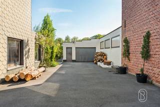 **Maison spacieuse avec atelier de 200 m² et grand jardin – idéale pour les indépendants et les amateurs**Vous recherchez une propriété offrant **un espace exceptionnel**, tant pour y vivre que pour y travailler ? Alors cette maison, avec une surface habitable de pas moins de **226 m²** et un **atelier indépendant d'environ 200 m²**, offre de nombreuses possibilités.La maison **a besoin d’être rénovée**, mais grâce à ses pièces spacieuses et à ses éléments de style, elle possède tous les atouts pour devenir une magnifique maison familiale. Au rez-de-chaussée, vous trouverez un **hall d’entrée, un bureau, un vaste espace de vie, une cuisine, une cave, une chaufferie et une salle de bains**. À l’étage se trouvent **quatre chambres spacieuses**, ce qui confère à la maison un fort potentiel, même pour les familles nombreuses.À côté de la maison se trouve une **vaste allée** qui donne directement accès à la dépendance située à l’arrière. Cet atelier mesure pas moins de **5 mètres de large et 40 mètres de profondeur**, soit une superficie totale d’environ **200 m²**. Une véritable valeur ajoutée pour le **petit indépendant, l’artisan, le collectionneur ou l’amateur passionné** qui a besoin d’un espace de travail et de stockage supplémentaire.Derrière la maison se trouve une agréable **terrasse avec une annexe ouverte**. Cet espace offre également des possibilités intéressantes et peut, par exemple, être intégré comme **extension de la maison ou comme terrasse d’hiver couverte**. Le jardin profond vient compléter l’ensemble et offre tout l’espace nécessaire pour profiter de la vie en plein air.**Atouts :*** Maison d’une **surface habitable** de pas moins de **226 m²*** **4 chambres spacieuses*** **Bureau** séparé* De nombreuses possibilités grâce à l’agencement spacieux* À rénover selon vos goûts et vos envies* Allée spacieuse donnant accès à l’annexe située à l’arrière* **Atelier d’environ 200 m²*** Idéal pour les **indépendants, les amateurs de loisirs ou comme espace de stockage supplémentaire*** Dépendance ouverte offrant des possibilités d’extension ou d’aménagement en terrasse d’hiver* **Jardin profond*** Propriété au potentiel exceptionnelVous recherchez un bien immobilier où **vie privée, travail et espace** s'harmonisent parfaitement ? Contactez-nous dès aujourd'hui pour obtenir plus d'informations ou organiser une visite sur place, et découvrez par vous-même les nombreuses possibilités qu'offre ce bien.
