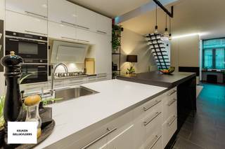 Deze instapklare &amp; energiezuinige eengezinswoning is gelegen op een zéér centrale ligging vlakbij het centrum van Lier net buiten de Lierse stadsvesten in een residentiële omgeving. Tal van winkels, scholen &amp; openbaar vervoer zijn op wandelafstand gelegen.<br /><br /><u>Indeling gelijkvloers:</u> inkomhal met bureauruimte, woonkamer met zithoek, open leefkeuken dewelke is ingericht met alle toestellen, afzonderlijk gastentoilet &amp; berging (voorziening voor wasmachine &amp; droogkast).<br /><br /><u>Indeling eerste verdieping:</u> nachthal, 2 slaapkamers, badkamer (dubbele lavabo, toilet &amp; inloopdouche) &amp; dakterras (ZO-georiënteerd)<br /><br /><u>Indeling tweede verdieping:</u> zolderverdieping dewelke is ingericht als volwaardige slaapkamer<br /><br /><strong>BIJZONDERHEDEN:</strong><br /><br />- Centrale, doch rustige ligging in residentiële omgeving<br />- Zeer energiezuinige woning (EPC label B)<br />- Schuin- en plat dak geïsoleerd<br />- Voor- en achtergevel geïsoleerd<br />- CONFORME elektrische keuring<br />- GEEN renovatieverplichting<br />- Achteraan de woning loopt een servitudeweg die gebruikt mag worden (handig voor fietsen/vuilbakken)<br />- Slaapkamer 2 is momenteel 1 open ruimte, maar kan ingericht/afgesloten worden als volwaardige slaapkamer<br /><br /><strong>BESCHIKBAARHEID: bij akte na betaling.</strong> Voor meer info of een bezoek kan u ons bereiken op +32 473 37 28 40 of info@immobilli.be