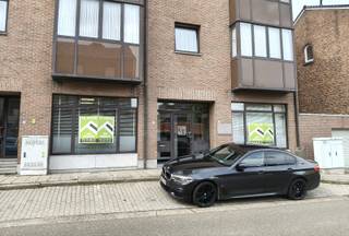 Modern en instapklaar kantoor (264 m²) in het centrum van Borgloon – inclusief 9 parkeerplaatsen.<br /><br />Dit hoogwaardig afgewerkte kantoor ligt op een toplocatie in het hart van Borgloon en biedt alle comfort voor een groot team. <br /><br />INDELING: inkom/balie, een aparte vergaderzaal, een groot landschapskantoor en 2 aparte kantoren met glazen wanden. Ingerichte keuken, 2 toiletruimtes en een handige opslagplaats. <br />Achter het gebouw zijn er maar liefst 9 parkeerplaatsen met de mogelijkheid tot elektrisch laden. <br /><br />Volledig uitgerust met airco en tal van strakke inbouwkasten.<br />Alles is modern, licht en 100% instapklaar!<br /><br />De huurprijs bedraagt 2.900 euro per maand.