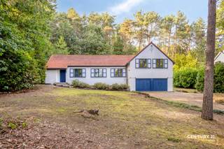 <p>Op een gegeerde en rustige locatie in te Heikant Rotselaar bevindt zich deze bijzonder ruime, open bebouwing met maar liefst 341 m² bewoonbare oppervlakte. De woning staat op een prachtig perceel van 27a 56ca en biedt dankzij haar royale volumes en indeling tal van mogelijkheden.</p>
<p>Het gelijkvloers omvat een ruime inkomhal met apart toilet, een royale leefruimte met aansluitend bureau, een keuken met eetkamer en een praktische keukenberging. Daarnaast is er een bijzonder ruime hobbykamer. Zowel de hobbykamer als het bureau biedt de mogelijkheid om als volwaardige slaapkamer te worden gebruikt. Op de tussenverdieping bevinden zich twee slaapkamers en de badkamer. De bovenverdieping telt nog eens drie slaapkamers. Momenteel beschikt de woning dus over vijf slaapkamers, aangevuld met een bureau en hobbyruimte op het gelijkvloers. Verder zijn er een kelder en een dubbele inpandige garage, waardoor ook aan bergruimte en parkeergelegenheid geen gebrek is. De ruime tuin vormt een aangename, groene omgeving met volop privacy en mogelijkheden.</p>
<p>De woning werd gebouwd in 1988, heeft een gunstig EPC-label C en vereist opfrissingswerken. Dankzij de uitzonderlijke oppervlakte, de vele kamers en het aanwezige karakter kan ze volledig volgens eigen smaak en behoeften verder worden ingericht. Ideaal voor een groot gezin, een vrij beroep, thuiswerk of wie op zoek is naar uitzonderlijk veel ruimte op een uitstekende locatie.</p>
<p>Interesse? Neem contact op met Thomas via +32 499 22 99 24 of thomas@sophimo.be.</p>