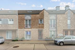 Dit instapklare duplex appartement op de eerste verdieping, met een bew.opp van 106,45m2, is gelegen in het charmante Vlijtingen, een rustige deelgemeente van Riemst. Het maakt deel uit van de kleinschalige residentie "Molenhof", die rustig is gelegen terwijl alle dagelijkse voorzieningen zoals een supermarkt, apotheek, bakker en basisschool op wandelafstand bereikbaar zijn. Bovendien bevinden omliggende steden Bilzen en Tongeren zich op slechts 10 min rijden, alsook het bruisende Maastricht op 15 min. Dankzij het kleinschalige karakter van de residentie geniet u hier van een aangename, huiselijke sfeer waar comfort en nabijheid hand in hand gaan. <br /><br />De indeling is als volgt: <br /><br /><strong>1E VERDIEP: </strong><br />-Inkomhal. <br />-Keuken uitgerust met volgende inbouwapparatuur: koelkast, combi-oven, ker.kookplaat en afzuigkap. <br />-Lichtrijke leefruimte van maar liefst 34,61m2 met directe toegang tot het ruime terras (20,60m2), waar u kunt genieten van prachtig uitzicht op de landelijke omgeving. <br />-Berging/wasplaats (3,14m2).<br /><br /><strong>2E VERDIEP: </strong><br />-Nachthal. <br />-2 slaapkamers van respectievelijk (14,41m2 - 14,01m2). <br />-Badkamer uitgerust met douche, wastafel met lavabo, wandmeubel en toilet.<br /><br /><strong>TROEF: <br /></strong>-Aan de achterzijde van de residentie beschik je over een inpandige garage (19,53m2) met extra opslagmogelijkheden + autostandplaats. <br /><br /><br /><span>Contacteer ons gerust voor extra info of een bezoek ter plaatse.</span>