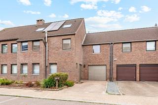 <p>Bent u op zoek naar een instapklare, ruime gezinswoning in een rustige buurt van Sint-Niklaas? Dan is deze woning zeker iets voor u!</p><p>De woning beschikt over een ruime inkomhal met gastentoilet, een lichtrijke leefruimte met pelletkachel en een volledig uitgeruste keuken met aangrenzende berging en toegang tot de garage. Via het grote schuifraam in de leefruimte komt u rechtstreeks in de aangelegde tuin met terras.</p><p>Op de eerste verdieping bevinden zich vier slaapkamers en een badkamer met douchebad, wastafel en toilet. De tweede verdieping biedt nog een extra slaapkamer en opbergruimte.</p><p>Dankzij de 12 zonnepanelen en het EPC-label B is deze woning bovendien energiezuinig.<br />De woning beschikt over een conforme elektrische keuring voor de zonnepanelen.</p><p>Troeven:<br />- EPC-label B<br />- 12 zonnepanelen<br />- tuin en terras<br />- oprit en garage<br />- 5 slaapkamers<br />-rustige ligging</p><p>Interesse?<br />Contacteer ons via margot.raemdonck@immo-zone.be of 0473/51.80.58.</p>