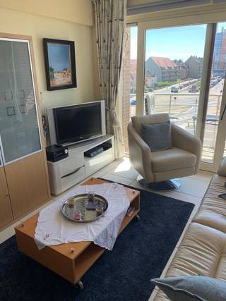 Dit gemeubeld appartement bestaat uit inkom, woonkamer met ingerichte, open keuken, zonnig terras, twee slaapkamers: één met stapelbed, één met...