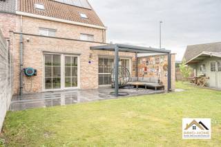 Dit prachtige pand vinden we terug in een heel rustige buurt, aan de buitenrand van Berlare. Je wordt ontvangen in een riante inkomhal, waar...