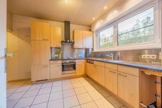 Ben jij op zoek naar een ruime gezinswoning die nog naar eigen hand gezet kan worden? Hier ben je aan het juiste adres! Deze woning biedt met zijn 4 slaapkamers, een aangename tuin en een zeer grote garage alvast heel wat troeven.<br /><br />De inkomhal biedt vooreerst toegang tot de geïnstalleerde keuken. Deze werd doorheen de jaren al eens onder handen genomen. Achterliggend bevindt zich de ruime woonkamer met toegang tot de kelder en een extra berging. Via de veranda kom je terecht in het apart toilet en de badkamer.<br /><br />Op de eerste verdieping zijn twee ruime slaapkamers en via de vaste trap bereik je de zolderverdieping waar eveneens 2 slaapkamers voorzien zijn.<br /><br />De woning beschikt over een uitgestrekte tuin met op het einde een grote garage dewelke bereikt kan worden via de uitweg achteraan. <br /><br />Plan snel jouw bezoek in en ontdek deze woning!<br /><br />Recente stedenbouwkundige inlichtingen in aanvraag.<br /><br />EPC: 256 kWh/(m²/jaar)<br />Referentie: YP/25142/TK