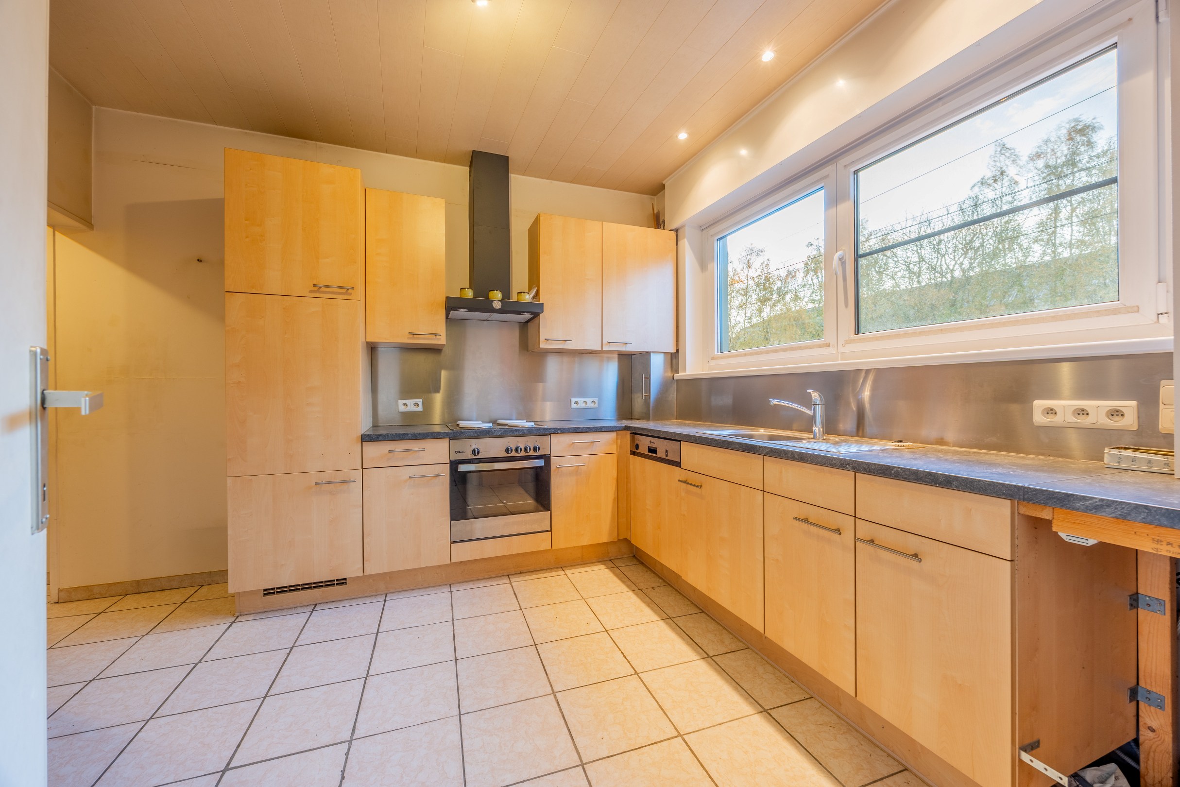 Gezinswoning met uitweg en garage - foto 3