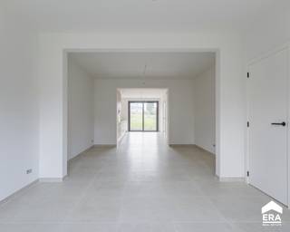 [[ DIT PAND NEEMT DEEL AAN DE ERA OPEN HUIZEN DAG OP 14/3 VAN 13:00 TOT 14:00 ]]
Deze woning, uit 1956, gelegen in het mooie Eigenbilzen, werd volledig gestript en <strong>gerenoveerd in</strong> <strong>2025</strong>. <br />Ondanks de rustige omgeving geniet je hier van alle voorzieningen binnen handbereik. Zo vind je in de nabije omgeving o.a. een apotheek, tandarts, bakkerij én kan je genieten van prachtige wandelingen in de <em>Vallei van Krombeek</em>. Daarnaast bereik je op 10 minuten het centrum van Bilzen en de oprit van de E313. Kortom: de ideale locatie!<br /><br />Bij het betreden van de woning kom je terecht in de ruime <strong>inkomhal</strong> dewelke toegang geeft tot de lichtrijke <strong>leefruimte</strong>.<br />Achteraan de woning bevindt zich de volledig uitgeruste <strong>keuken</strong>, voorzien van een koelkast, spoelbak, vaatwasser, keramische kookplaat en combi-oven. Dankzij de grote raampartijen geniet je hier van veel natuurlijke lichtinval en een prachtig uitzicht over de <strong>tuin</strong>.<br />De keuken geeft tevens toegang tot een <strong>berging</strong> (met lavabo en aansluiting voor wasmachine en droogkast).<br />Op de benedenverdieping bevindt er zich ook nog een <strong>apart toilet</strong> met handenwasser.<br /><br />Op de <strong>eerste verdieping</strong> vind je een nachthal, twee <strong>slaapkamers</strong> en een <strong>badkamer</strong> (met inloopdouche, toilet en dubbele wastafel in meubel).<br /><br />De <strong>zolderverdieping</strong> werd volledig afgewerkt en kan dienst doen als extra slaapkamer, hobbyruimte...<br /><br /><strong>TROEVEN:</strong><br />- Volledig gerenoveerd in 2025<br />- Energiezuinig label B<br />- Ventilatiesysteem<br />- Vloerverwarming op de benedenverdieping<br />- Voorzieningen voor airco's op de slaapkamers reeds aanwezig<br />- Regenwaterput (7.500 L)<br />- Aankoop onder 2% registratierechten mogelijk!