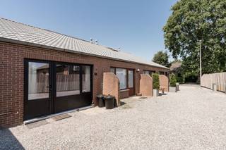 Deze volledig gerenoveerde woning vinden we terug op de Kranevenstraat 7a te Lommel, vlakbij het centrum.<br /><br />Indeling: Woonkamer, keuken, badkamer, slaapkamer<br />Verdieping: Slaapkamer met inbouwkasten<br /><br />Buiten: Garagebox <br /><br />De woning is volledig gerenoveerd en momenteel verhuurd. Dit maakt het een interessante opbrengsteigendom of een ideale starterswoning.<br /><br />Wenst u deze woning te bezoeken? Contacteer ons voor een vrijblijvende afspraak.