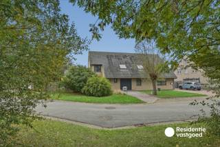 In de gegeerde wijk Zwaanhoek te Zandvoorde ontdek je deze ruime halfopen woning. Hier woon je in een aangename, groene omgeving waar rust en ruimte nog vanzelfsprekend aanvoelen. Een plek waar je na een drukke werkdag thuiskomt, de dagelijkse hectiek even achter je laat en geniet van het buitenleven, zonder afgelegen te wonen.<br /><br />De halfopen bebouwing en het ruime perceel bieden heel wat mogelijkheden om van deze woning jouw eigen thuis te maken. Beneden kom je via de inkom met apart toilet in de aangename leefruimte met uitgeruste keuken. Overal vind je de connectie met de buitenomgeving terug. Aanpalend is een praktische berging/wasplaats met garage. Op de verdieping bevinden zich 2 ruime kamers, waarvan 1 met dressing. Deze dressing is perfect om te vormen tot een 3e slaapkamer. De badkamer is uitgerust met douche, ligbad met jetstreams en toilet.<br />De ruime zolder biedt extra opbergmogelijkheden!<br /><br />Zwaanhoek is geliefd om zijn residentiële karakter en rustige woonomgeving, terwijl je dankzij de vlotte aansluiting op de belangrijkste verbindingswegen snel richting Oostende, Oudenburg en de omliggende gemeenten rijdt. Ook winkels, scholen en andere dagelijkse voorzieningen bevinden zich binnen handbereik.