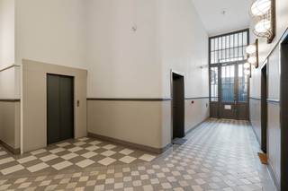 Dit instapklaar appartement is gelegen op de gelijkvloerse verdieping in de Residentie Jourdan, een knap loft-gebouw in het centrum van Leuven. Het omvat een grote inkomhal met apart toilet, een zeer ruime leefruimte (+/- 40 m²) in parketvloeren, een half-open ingerichte keuken, 2 ruime slaapkamers (18m² en 15m²), een ingerichte badkamer en aparte berging/wasplaats. Extra troef is dat je achteraan het gebouw gebruik kan maken van de aangename gemeenschappelijk Zuid-gerichte tuin. Op wandelafstand gelegen van het Station van Leuven en het stadscentrum ! <br />EPC label B, score 121 - asbestveilig - elektriciteit is conform - onmiddellijk beschikbaar.<br />Indien u dit appartement graag bezoekt dan kan u mij steeds bereiken via vincent@immojanstas.be of 0477284876.<br />Bijkomende info (EPC, bodemattest, elektriciteitsattest, enz...) kan U hier downloaden ↓