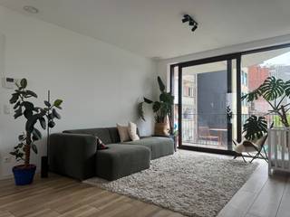 Ontdek dit stijlvol appartement op de derde verdieping van de residentie C10, ideaal gelegen aan de Charlottalei. Met een bewoonbare oppervlakte van ca. 92 m² en een aangenaam terras, biedt deze woonst het perfecte evenwicht tussen comfort, licht en stedelijke elegantie.<br /><br />Centrale ligging te Antwerpen op wandelafstand van het Stadspark, de Meir en de Keyserlei met hun levendige horeca en winkels. Tegelijk zijn de invalswegen vlot bereikbaar, wat dit appartement ideaal maakt voor wie het stadsleven wil combineren met mobiliteitsgemak.<br /><br />Je komt binnen in de inkomhal die voorzien is met een handige vestiairekast. De leefruimte geniet van een natuurlijke lichtinval dankzij de kamerhoge ramen en biedt directe toegang tot het zonnige terras. De volledig geïnstalleerde, open keuken is uitgerust met moderne toestellen en vormt één harmonieus geheel met de leefruimte. Aansluitend bevindt zich een praktische berging met aansluiting voor wasmachine en droogkast. Tot slot beschikt het appartement over twee ruime slaapkamers en badkamer met inloopdouche en dubbel lavabomeubel.<br /><br />De algemene kosten bedragen €75 per maand. Beschikbaar vanaf 15/07/2026.<br /><br />Bent u op zoek naar een kwalitatief afgewerkt appartement op een toplocatie in het centrum van Antwerpen?<br />Neem dan gerust contact op voor meer informatie of een bezoek: 03 225 00 68 of laura@wellimmo.net