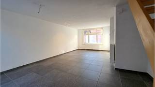 <strong>Comfortabele 3-slaapkamerwoning</strong> met ruim <strong>STADSTERRAS </strong>op een RUSTIGE en AUTHENTIEKE LIGGING in de <strong>Brugse binnenstad</strong> vlakbij de <strong>Langerei </strong>en met een vlotte verbinding naar het centrum van Brugge en naar de kleine en de grote ring ( Komvest ).<br />Machtig wonen in een toonaangevende stijl op een uitstekende ligging! <br />+ Energielabel C!<br />+ Asbestveilig!<br />+ Gerenoveerd in 2016!<br />+ Conforme keuring elektrische installatie!<br />+ Geen renovatieplicht!<br />+ Uitstekende mobiscore 9,1 op 10!<br />+ Conformiteitsattest aanwezig!<br /><br />Omvat een inkom met gastentoilet, ruime en lichtrijke leefruimte met ingerichte open keuken, 3 slaapkamers, badkamer met douche en dubbele wastafel en voorziening wasmachine en een ruim stadsterras met buitenberging.<br />Vg,Wche,Gmo,Gvkr,Gvv<br />P-score=A G-score=A<br />#leukwonen #brugge #inesteringsvastgoed<br /><br />Totale oppervlakte 74 m²<br />Bruikbare vloeroppervlakte 113 m²