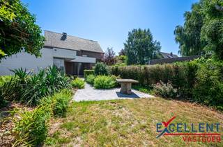 <p><span>Ontdek deze charmante woning met prachtige tuin en handelsruimte op een gunstige ligging in Wetteren, met parkeergelegenheid voor minstens 5 wagens.</span></p><p><span>Bij het binnenkomen vallen de open indeling en de overvloed aan licht meteen op. Grote raampartijen zorgen voor een aangenaam zicht op de groene tuin. </span></p><p><span>De royale leefruimte met sfeervolle open haard straalt warmte en gezelligheid uit en sluit naadloos aan bij de volledig ingerichte keuken, waar functionaliteit en stijl elkaar versterken.</span></p><p><span>Op de eerste verdieping bevinden zich drie slaapkamers en een badkamer met moderne voorzieningen. </span></p><p><span>Daarboven biedt de ruime zolder mogelijkheden zoals: een extra slaapkamer, een hobbyruimte,...</span></p><p><span>De fraaie westgerichte tuin vormt een buitenoase, ideaal voor ontspanning, zomerse barbecues met vrienden, terwijl u geniet van de zonsondergang.</span></p><p><span>De handelsruimte met kelder is momenteel ingericht en verhuurd als kapsalon, wat deze eigendom extra interessant maakt. </span></p><p><span>Met een netto rendement van 4,5% is dit pand niet alleen een ideale gezinswoning, maar ook een slimme investering.</span></p><p><span>Neem vandaag nog contact met ons op via 09 380 09 74 of <span>info@excellent-vastgoed.be</span></span><span> en ontdek deze unieke opportuniteit!</span></p>